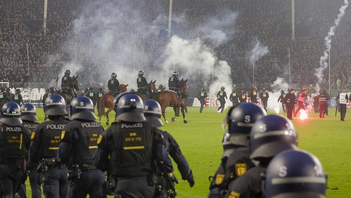 Na stadionu Mannheimu zasahovali i policisté na koních