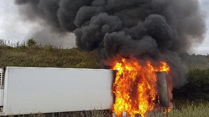 Peklo na dálnici: Hořící kamion ji zablokoval v obou směrech!