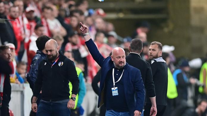 Šéf Plzně bude platit za zdvižený prostředníček, pyká i Slavia