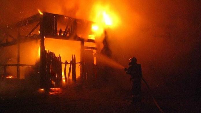 Požár v Loděnicích založil mladík ze zvědavosti. Pokusy s benzinem způsobily škodu 30 milionů