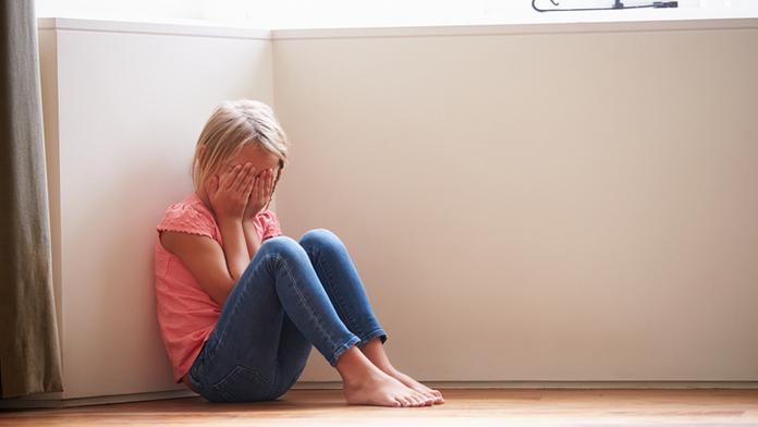 Šestiletá holčička si zažila peklo! Dvanáctiletí chlapci ji znásilnili