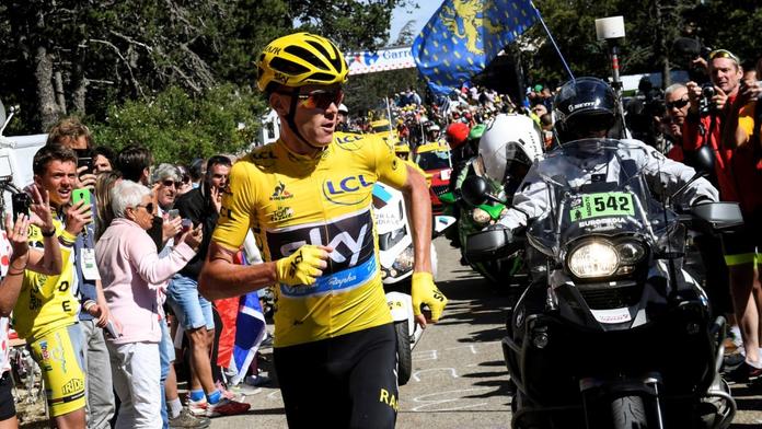 Chris Froome dobíhá pro náhradní kolo při 12. etapě na Tour de France 2016