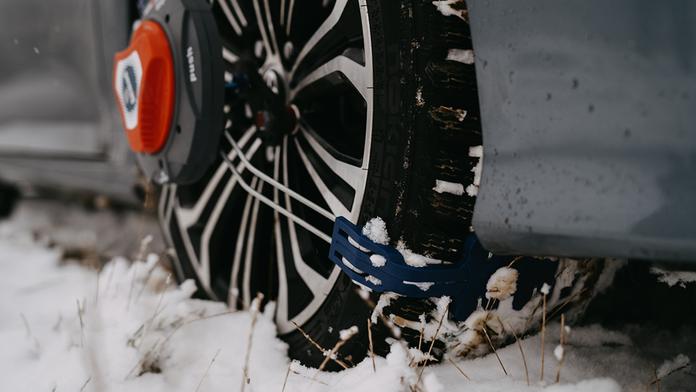 Smyky, prokluzy, řetězy. Žene se nevlídné počasí. Jak jezdit na sněhu a mokru?