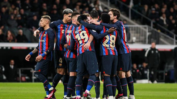 Barcelona má nakročeno do finále poháru. Real porazila díky vlastnímu gólu