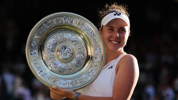 Linda Nosková s wimbledonskou trofejí