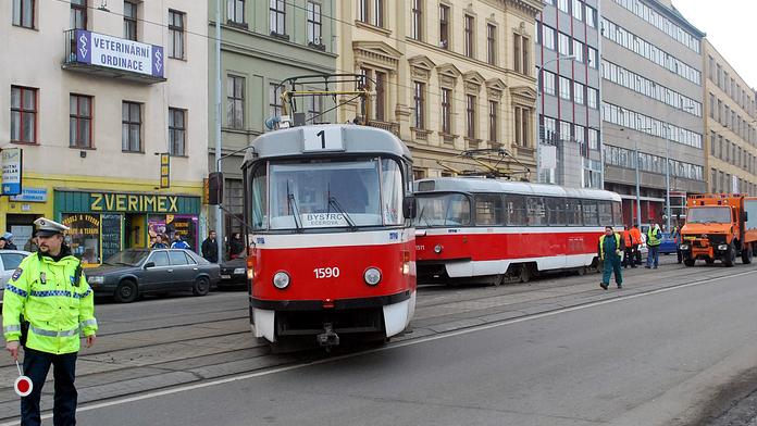 V Praze se čelně SRAZILY DVĚ TRAMVAJE! Špatná VÝHYBKA je poslala přímo PROTI SOBĚ!