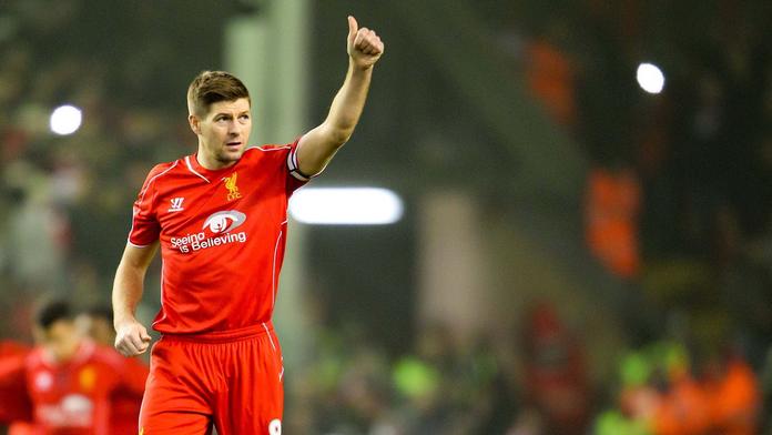 Gerrard slavil gól v charitativním duelu se Celticem. Skoti ho zasypali lahvemi