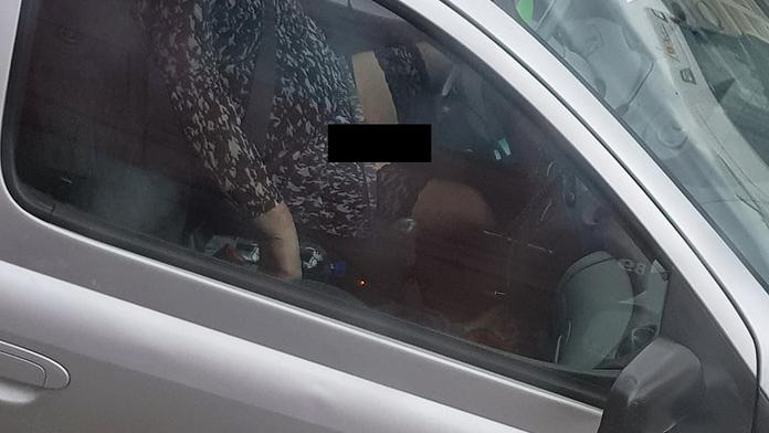 Úchyl za volantem. Na silnicích jsou k vidění hodně podivné věci