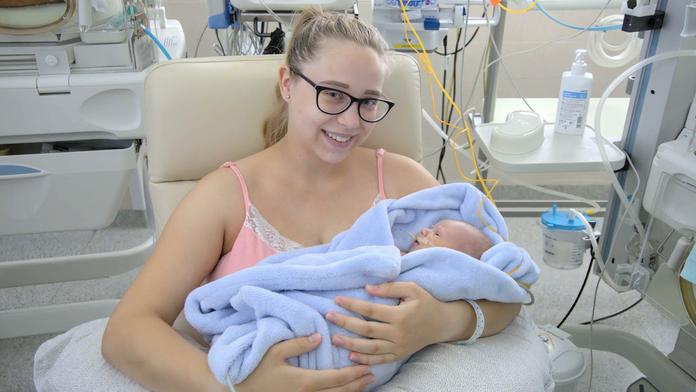 Komplikace při jubilejním porodu ve Zlíně. O život šlo mamince i miminku