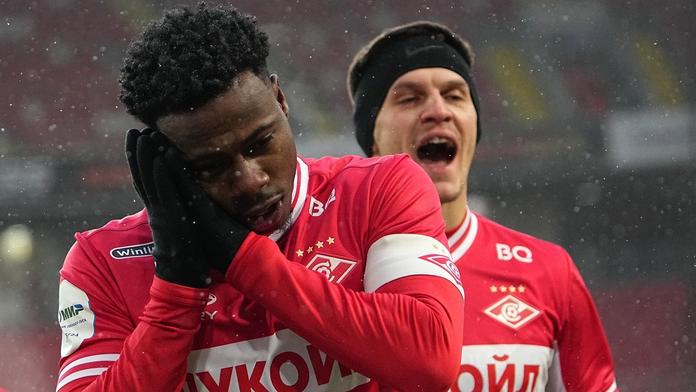 Fotbalista, který pašoval kokain, trpí v dubajské věznici. V cele žije s 20 lidmi
