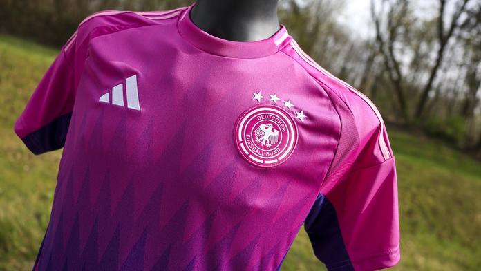 Nový "venkovní" růžový dres německých fotbalistů