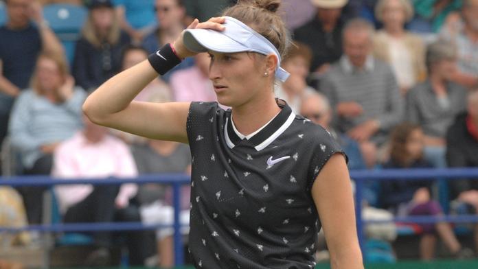 Vondroušová generálku na Wimbledon nezvládla, Strýcová se zranila