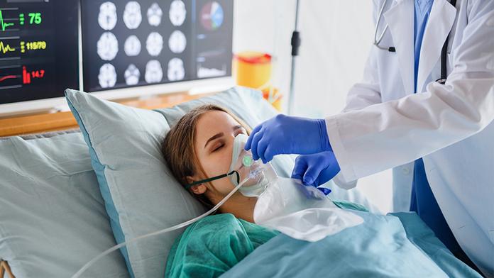 Úmrtnost oproti loňsku klesla. Pořád je ale vyšší než před covidem