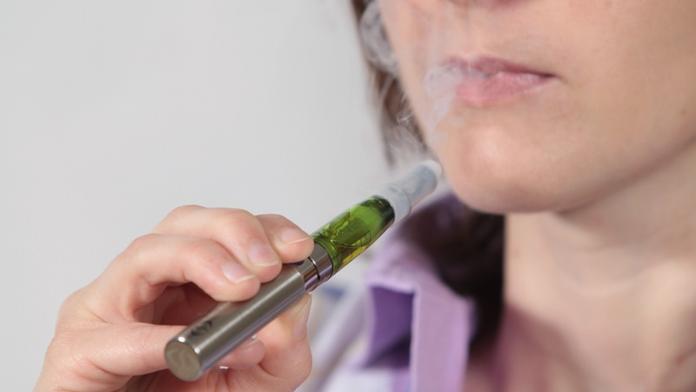 Riziko, nebo způsob odvykání? Expert promluvil o e-cigaretách