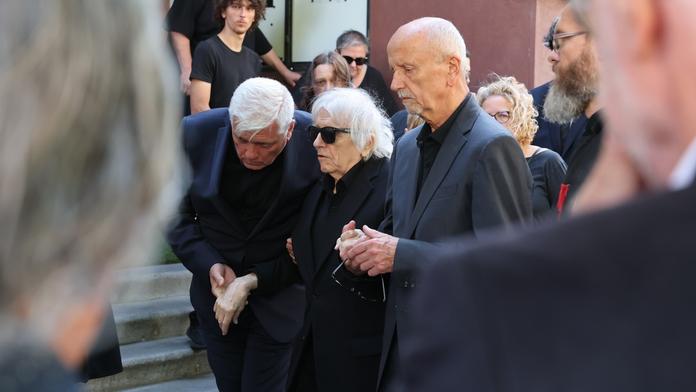 Nejtěžší chvíle pro Václava Neckáře. Na rozloučení se synem ho musel podpírat bratr