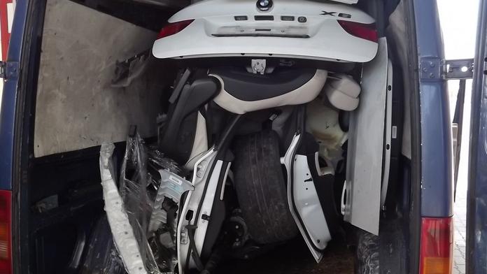 NEUVĚŘITELNÉ: Rumun vezl kradené BMW X6 rozebrané v dodávce!