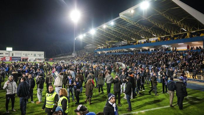 Panika na tribuně Porta: Prchejte! Ochozy začaly praskat! VIDEO