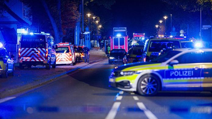 Auto najelo u Hannoveru do skupiny lidí. Několik zraněných, pachatelé jsou na útěku