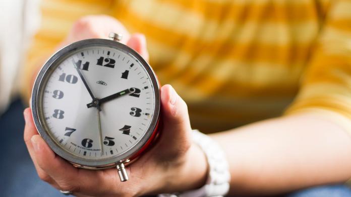 V neděli přeřídíme hodinky. Zrušení střídání času se ale zatím odkládá
