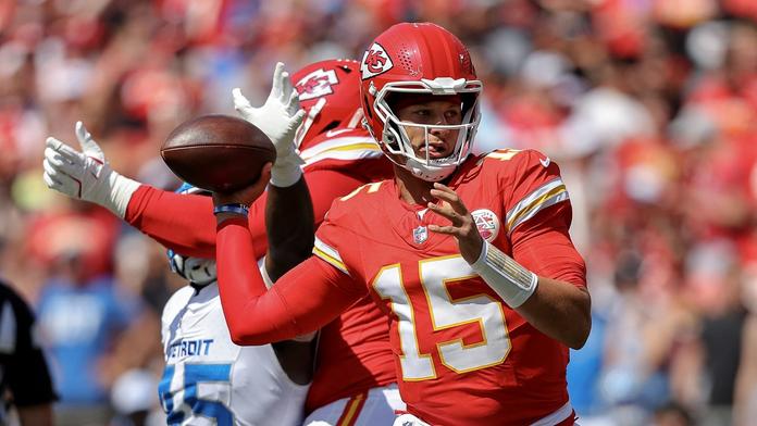 Patrick Mahomes přihrává