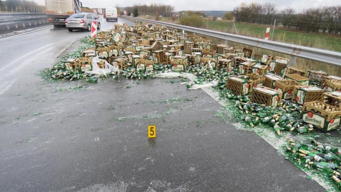 Dálnici D5 ucpalo vysypané pivo, u Přerova při nehodě zemřel řidič!