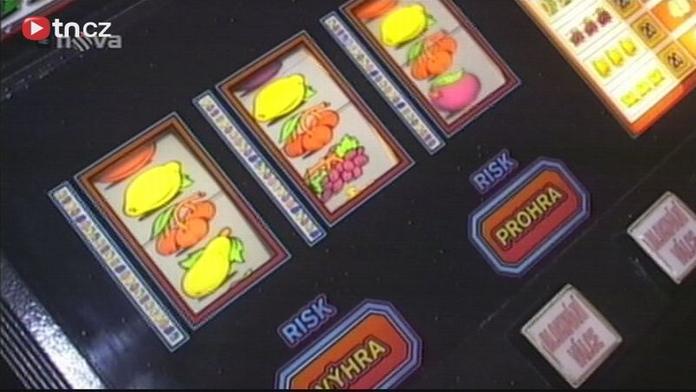 Strážníci v Janově přistihli 184 PŘÍJEMCŮ DÁVEK u automatů!