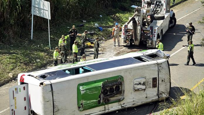 Při havárii autobusu na jihozápadě Kolumbie zemřelo nejméně 20 lidí