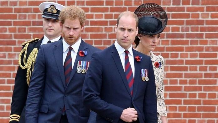 Britští princové přišli o milovaného člověka. Na pohřeb ale přišel jen William