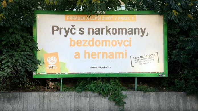 OBRAZEM: Billboardová válka politiků je tu. Likvidace vs. narkomani