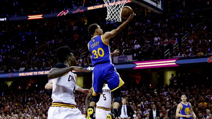 GOLDEN STATE SLAVÍ! Warriors vyhráli v Clevelandu a ovládli NBA