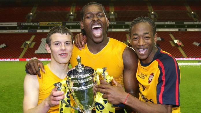 Zleva Jack Wilshere, Jay Emmanuel-Thomas a Sanchez Watt s trofejí FA Youth Cup