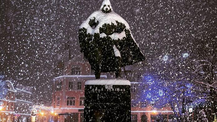 Socha polského hrdiny se mění v Darth Vadera! Stačí, aby napadl sníh