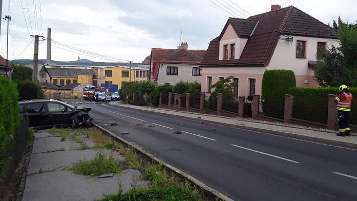 Opilý řidič boural, poškodil plynovou přípojku. Hasiči evakuovali okolní domy