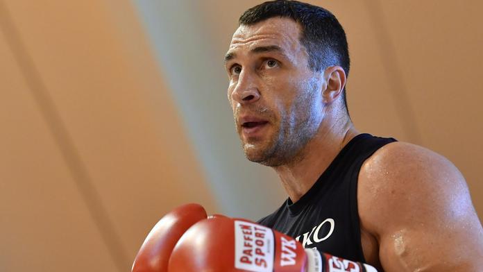 Bývalý boxer Kličko navštívil lidi v kyjevském metru. Nechybělo ani selfíčko