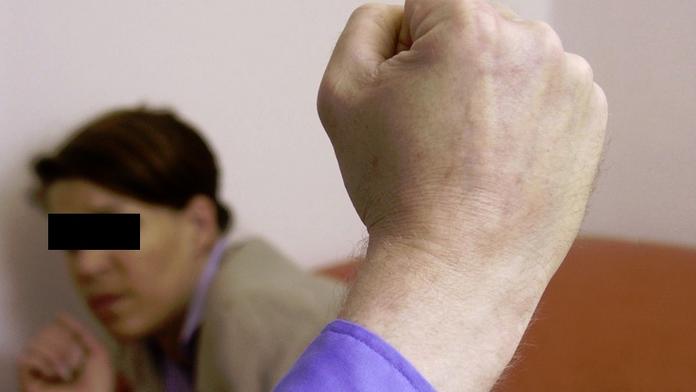Ženy v noci zvonily na kamarádku. Od souseda dostaly pěstí
