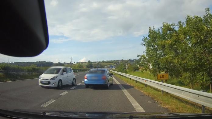 Po D5 jede auto v protisměru, hlásili lidé. Řidič byl namol opilý
