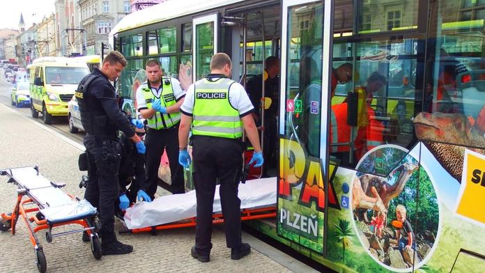 Muži se v tramvaji zastavilo srdce. Spolucestující ho vrátili mezi živé