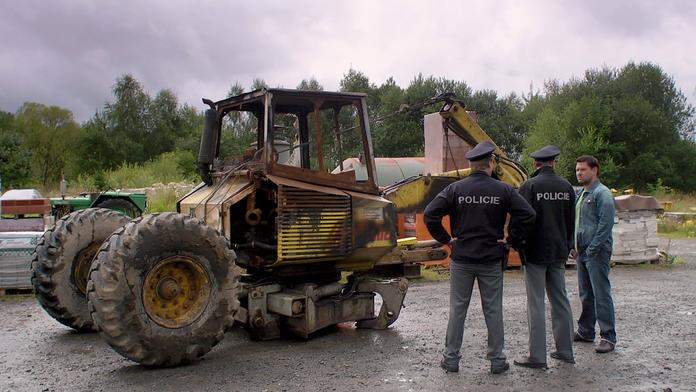 Zákulisí Policie Modrava: Proč vezli ohořelý bagr až z Ostravy?
