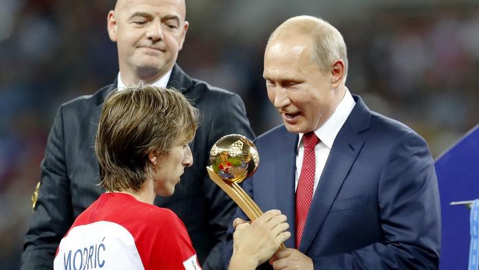 Vladimír Putin předává Modričovi trofej pro nejlepší hráče MS 2018