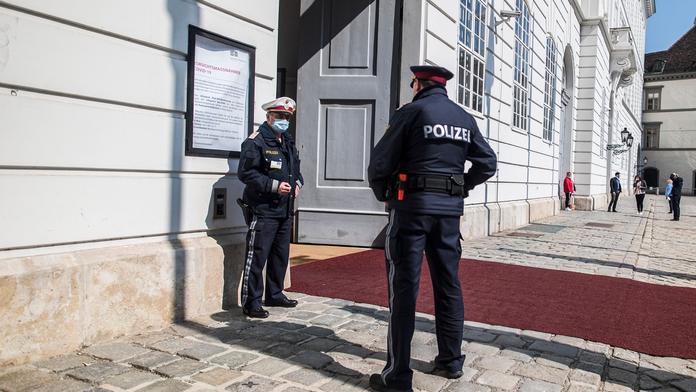 V sídle prezidenta Rakouska ohlásili bombu, venku chodil muž s mačetou
