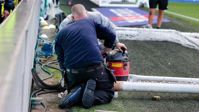 Na fotbal si museli počkat. Dva zápasy v Anglii byly odloženy z bizarních důvodů