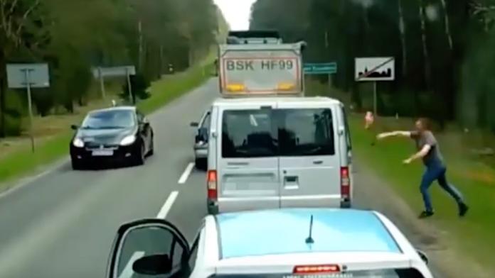 Bordeláři metali z auta odpadky. Dostali tvrdou lekci