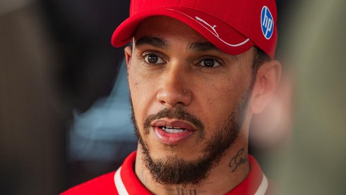 Hamilton se ve Ferrari trápí. Leclerc má výkonnější monopost, stěžuje si