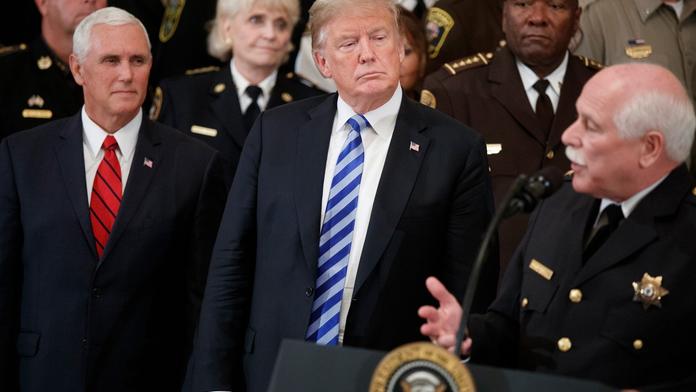Stav nouze (ne)končí. Trump se pře s Kongresem o hraniční zeď