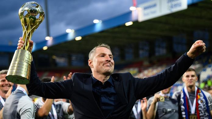 Brian Priske s trofejí pro vítěze MOL Cupu