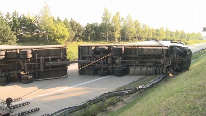 Řidič kamionu narazil do světel a úplně zlikvidoval kabinu svého auta
