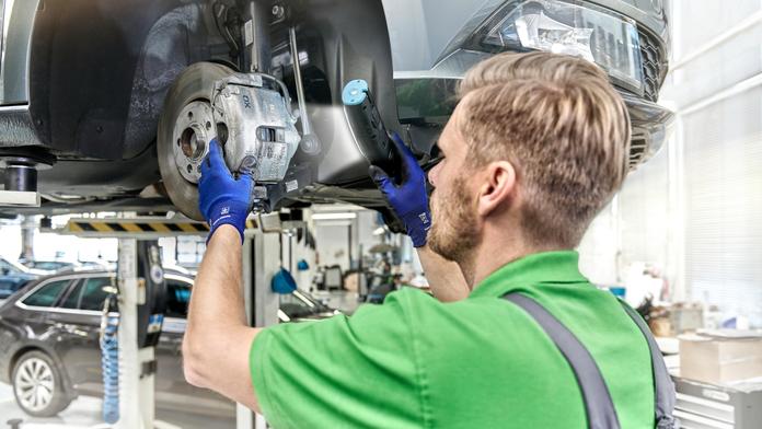 Škoda hasí požár. Přichází o zákazníky, zpět je láká na delší záruku a servis zdarma
