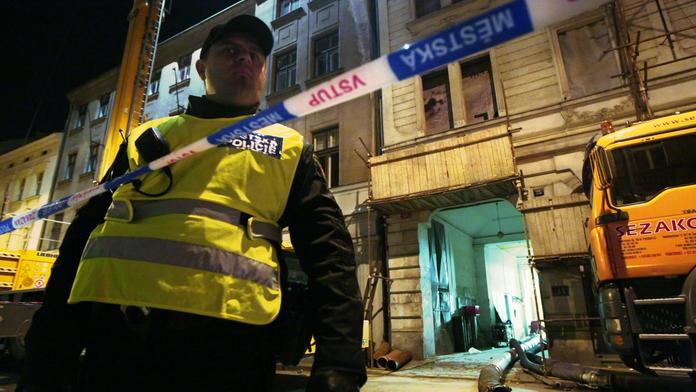 Muž chtěl skočit ze střechy, celou noc vyhrožoval policii!