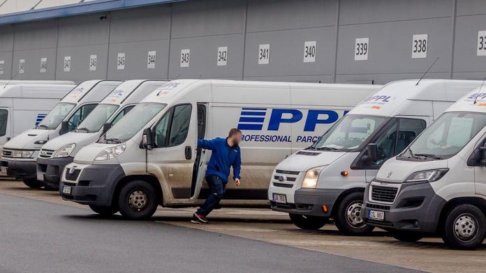 Žena čekala na balíček doma. Kurýr ji poslal rovnou na pobočku