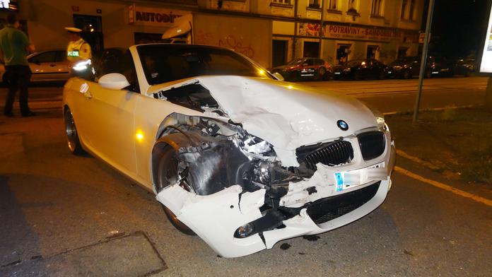 Řidič BMW naboural policejní hlídku, která ho chvíli předtím kontrolovala